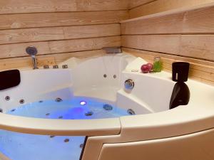 Maison le havre des marées في كابورغ: حوض استحمام بداخله بركة زرقاء +19 صورة