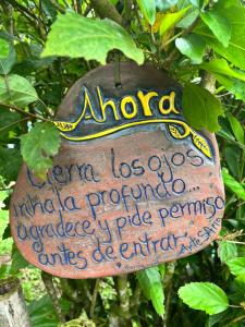 ein Schild, das an einem Baum hängt in der Unterkunft Apartamento ArteSAna in Monteverde Costa Rica + 38 Fotos
