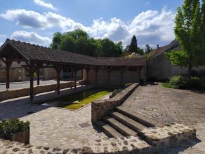 Un pabellón con un estanque en un patio. en Welcome Home, en Vert-le-Grand