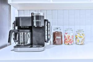 Una cocina o cocineta en Little Elm 52 Miles to Fifa Stadium Modern Cottage Fire Pit Pet Ok by Vacation Your Way