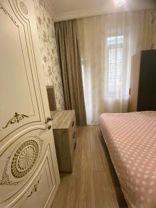 ein Schlafzimmer mit einem Bett, einer Kommode und einem Fenster in der Unterkunft S-Van Cozy Home in Sewan