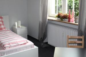 Bismarck Hostel Öhringen客房内的一张或多张床位
