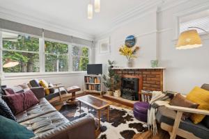 TV a/nebo společenská místnost v ubytování Pine Lodge