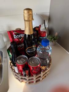 Una cesta llena de bebidas y una botella de vino. en B&B Sint Andries, en Koewacht 11 fotos más