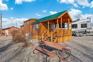 Bygningen som campingpladsen ligger i