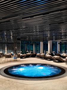 Phoenix Medical Resort في سكيدنيستا: حمام سباحة كبير في مبنى مع كراسي