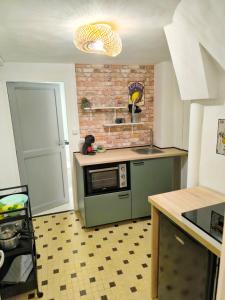 Kuchyň nebo kuchyňský kout v ubytování Maison de la liberté