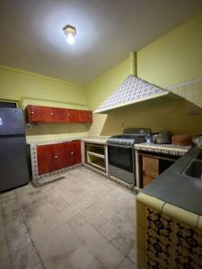 pustą kuchnię z kuchenką i zlewem w obiekcie Casa de los Abuelos w mieście Itzamatitlán