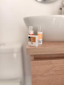 un mostrador con dos frascos de cristal encima en hotel portal del cerro manizalez, en Manizales