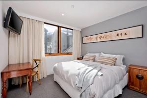 Ένα ή περισσότερα κρεβάτια σε δωμάτιο στο Alpine Gloria - Squatters 17