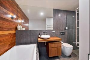 Ένα μπάνιο στο Alpine Gloria - Squatters 17