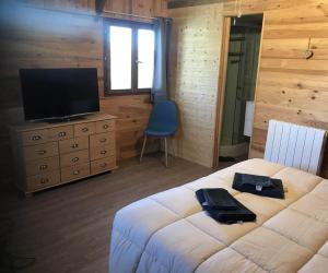 Ένα ή περισσότερα κρεβάτια σε δωμάτιο στο Le Chalet des Pins - La Forge De Clermont