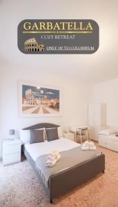 een slaapkamer met een bed en een bord aan de muur bij Charming 2 Suite Apt - 20 min Colosseo & Metro 5 min in Rome