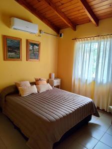 een slaapkamer met een groot bed en een raam bij La Rufina chalet serrano in Río Ceballos +23 foto's