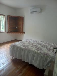 una camera da letto con un letto nell'angolo di una stanza di Sitio Daniela a São João Batista Altre 4 foto