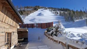 un lodge de esquí con una pista de esquí cubierta de nieve en Chalet Katschberg Panorama, en Katschberghöhe 23 fotos más