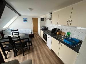 una piccola cucina con tavolo e una sala da pranzo di Ferienwohnung und Monteurzimmer Nähe Leuna, Merseburg, Halle und Leipzig a Braunsbedra