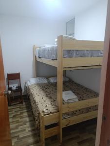 ein Schlafzimmer mit zwei Etagenbetten in einem Zimmer in der Unterkunft Departamento Frente al Cc Mega plaza - Ica in Ica