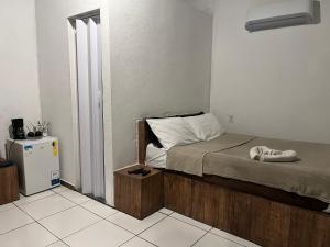 Ένα ή περισσότερα κρεβάτια σε δωμάτιο στο SUÍTES BEIRA-MAR Angra