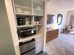 Køkken eller tekøkken på Ala Moana Hotel 24FL Ocean View Renovated