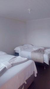 Ένα ή περισσότερα κρεβάτια σε δωμάτιο στο Pousada maré torres +4 φωτογραφίες