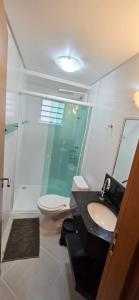 ein Badezimmer mit Waschbecken und Toilette in der Unterkunft Jardim das Américas in Bombinhas