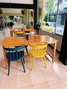 einen Tisch und zwei Stühle in einem Restaurant in der Unterkunft Baan Nilawan Hotel in Hua Hin