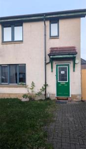 爱丁堡Casa Porcians的建筑物一侧的绿门