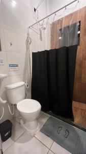 Ένα μπάνιο στο SUÍTES BEIRA-MAR Angra