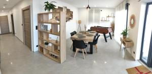 un soggiorno con un tavolo e una sala da pranzo di Alsace Elégance Suite a Wittelsheim