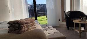 un soggiorno con un divano, una sedia e un tavolo di Alsace Elégance Suite a Wittelsheim