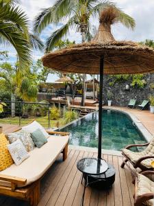 Πισίνα στο ή κοντά στο VILLA SAMAE - Vue Océan, Piscine, Jacuzzi & Charme Tropical à La Réunion