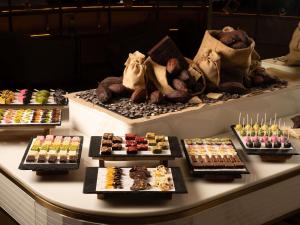 una vetrina con molti tipi diversi di dessert di Mövenpick BDMS Wellness Resort Bangkok a Bangkok