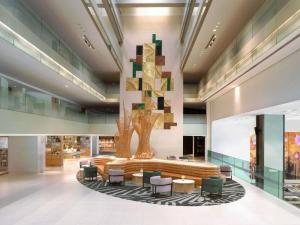 una hall con un grande albero al centro di Mövenpick BDMS Wellness Resort Bangkok a Bangkok