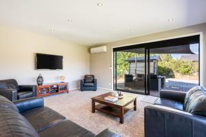 Μια τηλεόραση ή/και κέντρο ψυχαγωγίας στο Hawea Horizon - Lake Hawea Holiday Home