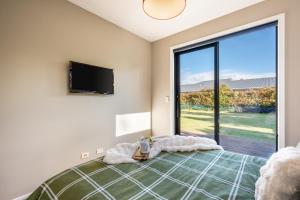 Ένα ή περισσότερα κρεβάτια σε δωμάτιο στο Hawea Horizon - Lake Hawea Holiday Home