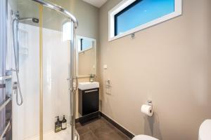 Ένα μπάνιο στο Hawea Horizon - Lake Hawea Holiday Home +21 φωτογραφίες