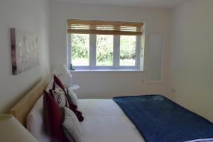 En eller flere senge i et værelse på The White House Garden Cottage