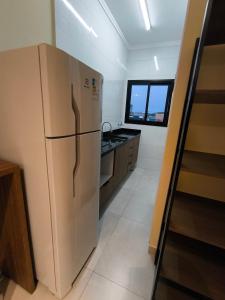 Centro comercial João Batista Julião في غوارويا: مطبخ مع ثلاجة ومغسلة