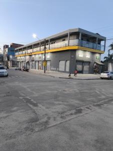 Centro comercial João Batista Julião في غوارويا: شارع فارغ أمام مبنى