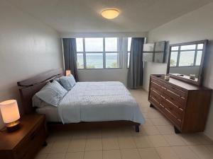 Beach front 2 bedroom & bath in Isla Verde في سان خوان: غرفة نوم بسرير وخزانة ونافذة +19 صورة
