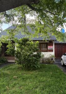 una casa con un cartello di vendita davanti di Casa en miramar temporada a Miramar