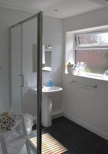 Et badeværelse på The White House Garden Cottage + 13 billeder