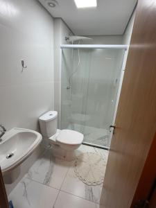 Studio Novo Moderno e Aconchegante - Centro في باراناغوا: حمام مزود بمرحاض ودش زجاجي +4 صور
