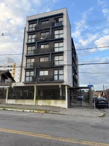 Studio Novo Moderno e Aconchegante - Centro في باراناغوا: مبنى طويل على جانب شارع