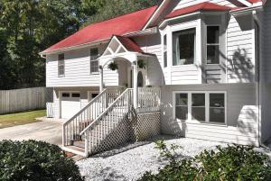 una casa blanca con techo rojo en Spacious 5BR Family Retreat Near Mall of GA Sleeps 13, en Buford
