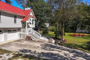 una casa con techo rojo y patio en Spacious 5BR Family Retreat Near Mall of GA Sleeps 13, en Buford