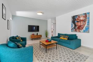 Μια τηλεόραση ή/και κέντρο ψυχαγωγίας στο Villa Zanzibar - 4 chambers, piscine privée, plage à pied, idéale pour découvrir le nord Caraibe