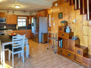 una cucina con frigorifero in acciaio inox e mobili in legno di Mountain View Log Cabin - Cozy cabin in the Blue Ridge Mountains- New Property! a Big Meadows