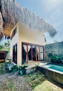 a house with a swimming pool and a straw roof at Villa Isleñas - Solar, Starlink, Pool in General Luna